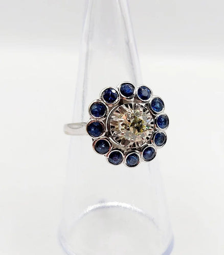 Bague 51.5 Art déco - Bague marguerite en or blanc 18k, diamant 0,65 ct et saphirs 58 Facettes A06329
