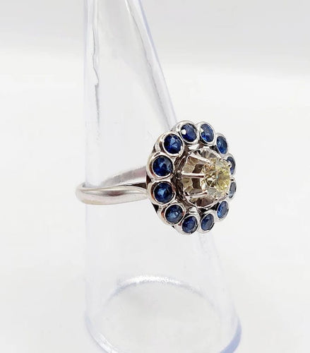 Bague 51.5 Art déco - Bague marguerite en or blanc 18k, diamant 0,65 ct et saphirs 58 Facettes A06329