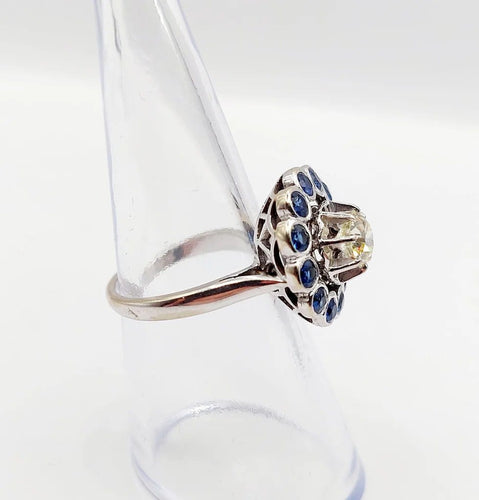 Bague 51.5 Art déco - Bague marguerite en or blanc 18k, diamant 0,65 ct et saphirs 58 Facettes A06329