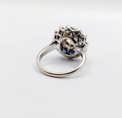 Bague 51.5 Art déco - Bague marguerite en or blanc 18k, diamant 0,65 ct et saphirs 58 Facettes A06329