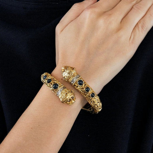 Bracelet Zolotas - Bracelet ouvrant ciselé en or jaune, saphirs et diamants 58 Facettes LP678/9