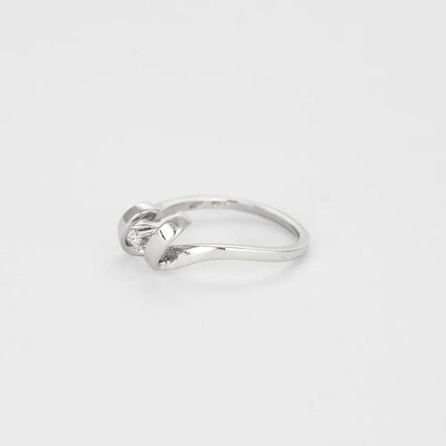 Bague 56 Bague mouvementée en or blanc sertie d’un diamant taille brillant 58 Facettes LP1112/13