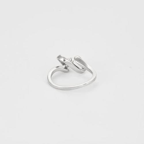Bague 56 Bague mouvementée en or blanc sertie d’un diamant taille brillant 58 Facettes LP1112/13