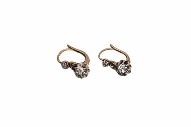 Boucles d'oreilles Boucles d'oreilles anciennes fleur en or jaune 18 carats et diamants 0,68 ct 58 Facettes 9579