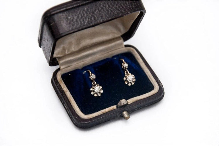Boucles d'oreilles Boucles d'oreilles anciennes fleur en or jaune 18 carats et diamants 0,68 ct 58 Facettes 9579