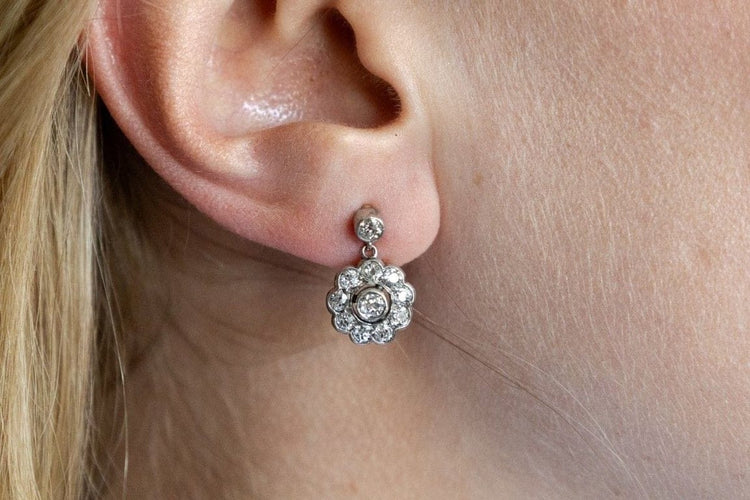 Boucles d'oreilles Boucles d'oreilles pendantes - Motif marguerite avec diamants 58 Facettes 10221
