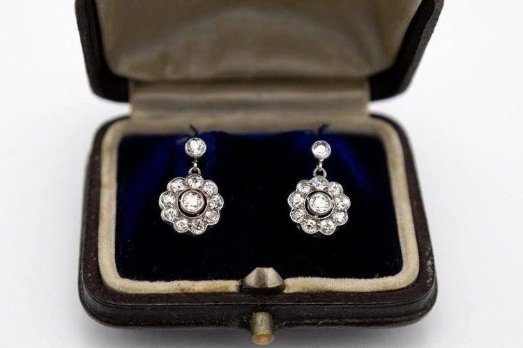Boucles d'oreilles Boucles d'oreilles pendantes - Motif marguerite avec diamants 58 Facettes 10221