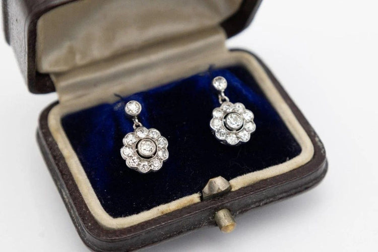 Boucles d'oreilles Boucles d'oreilles pendantes - Motif marguerite avec diamants 58 Facettes 10221