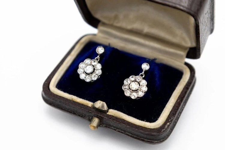 Boucles d'oreilles Boucles d'oreilles pendantes - Motif marguerite avec diamants 58 Facettes 10221