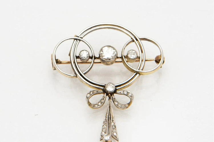 Broche Broche Art déco ancienne en or jaune et platine avec diamants 58 Facettes 9456