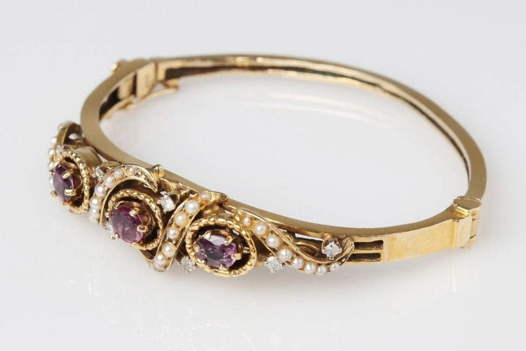 Bracelet Bracelet rigide ancien en or jaune 14 carats avec rubis, perles et diamants 58 Facettes 10673