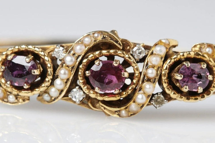 Bracelet Bracelet rigide ancien en or jaune 14 carats avec rubis, perles et diamants 58 Facettes 10673