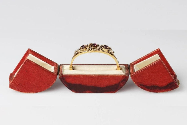 Bracelet Bracelet rigide ancien en or jaune 14 carats avec rubis, perles et diamants 58 Facettes 10673