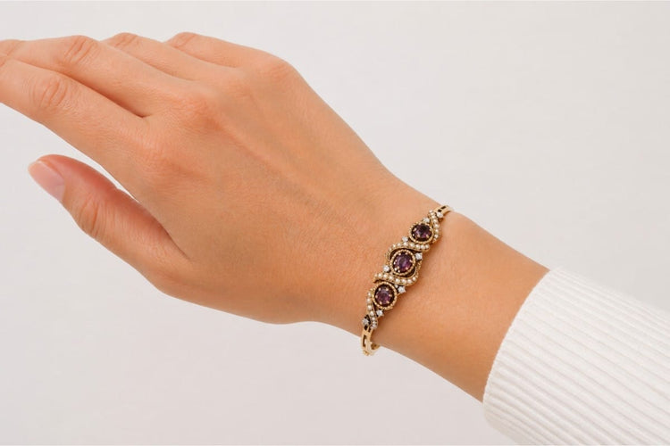Bracelet Bracelet rigide ancien en or jaune 14 carats avec rubis, perles et diamants 58 Facettes 10673