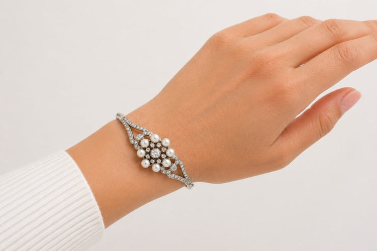 Bracelet Bracelet rigide en or blanc 14 carats avec diamants et perles 58 Facettes 10675