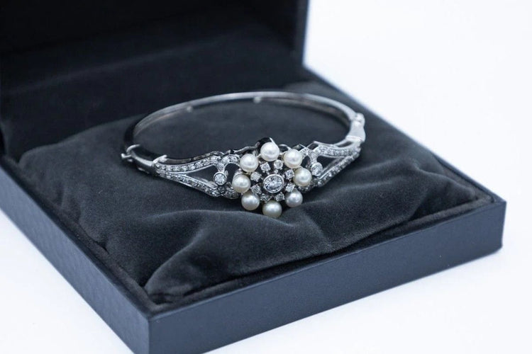 Bracelet Bracelet rigide en or blanc 14 carats avec diamants et perles 58 Facettes 10675
