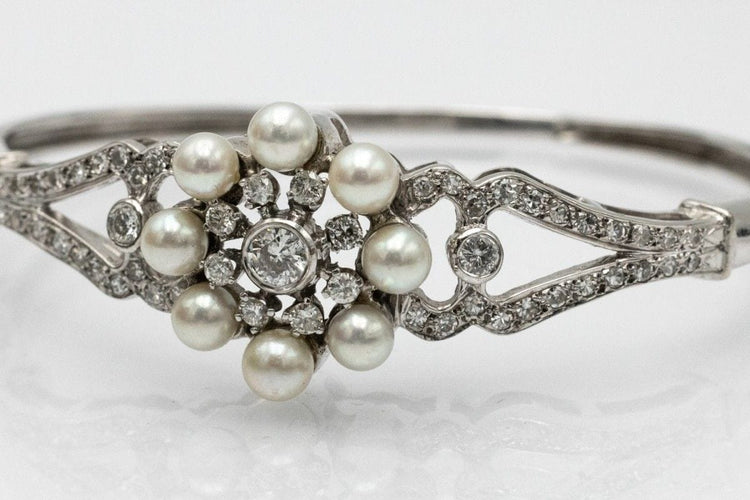 Bracelet Bracelet rigide en or blanc 14 carats avec diamants et perles 58 Facettes 10675