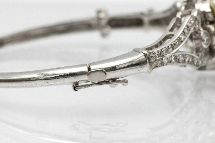 Bracelet Bracelet rigide en or blanc 14 carats avec diamants et perles 58 Facettes 10675