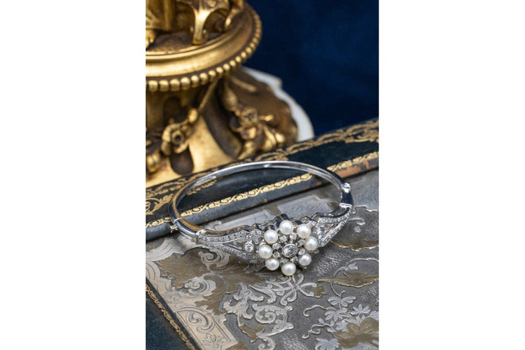 Bracelet Bracelet rigide en or blanc 14 carats avec diamants et perles 58 Facettes 10675