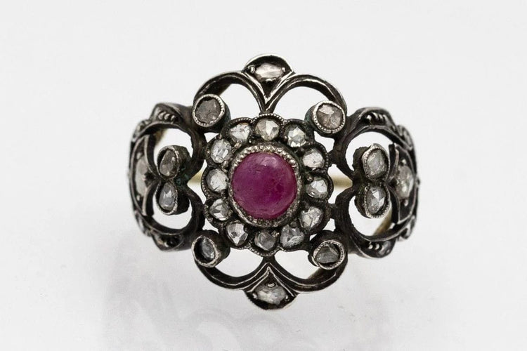 Bague 58 Bague ancienne en or jaune 0,585 et argent avec rubis et diamants 58 Facettes 9297