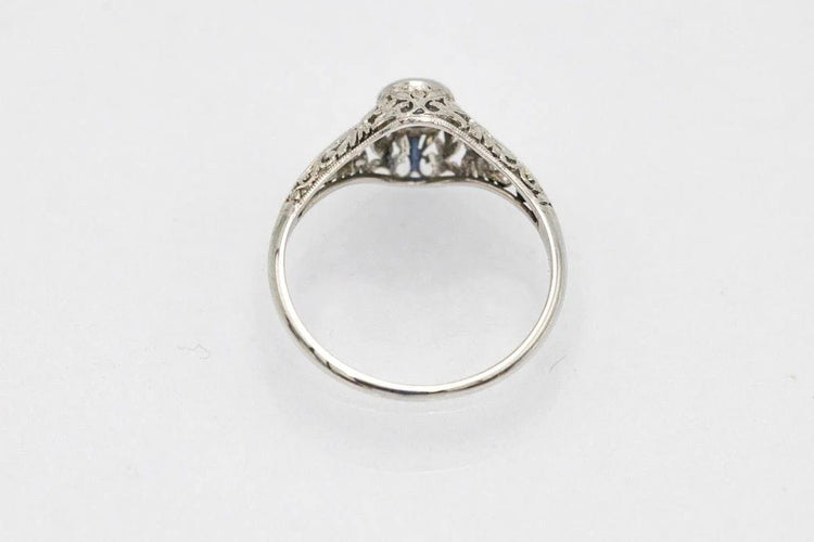 Bague 54 Bague en or blanc 750 avec saphir bleu, milieu du XXe siècle 58 Facettes TP10