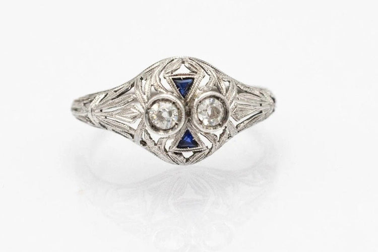 Bague 54 Bague Art déco en or blanc avec diamants et saphirs synthétiques 58 Facettes 9816