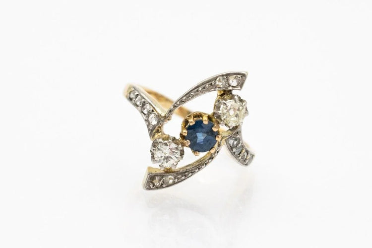 Bague 53 Bague ancienne en or jaune 18 carats avec saphir et diamants 58 Facettes 10349