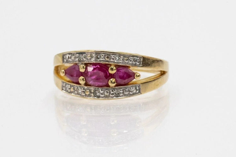 Bague 56 Bague vintage en or jaune avec rubis et diamants 58 Facettes 11259