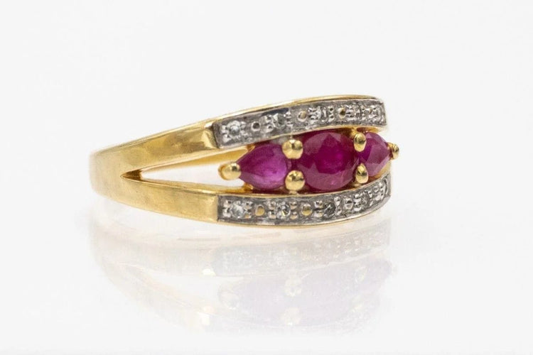 Bague 56 Bague vintage en or jaune avec rubis et diamants 58 Facettes 11259
