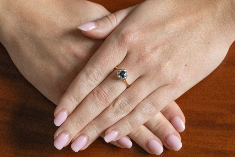 Bague 55 Bague en or jaune 18 carats avec saphir et diamants 58 Facettes 11550