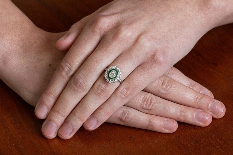 Bague 52 Bague en platine avec diamants et émeraudes 58 Facettes 11080