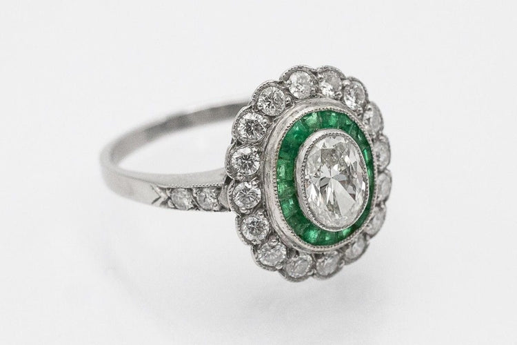Bague 52 Bague en platine avec diamants et émeraudes 58 Facettes 11080
