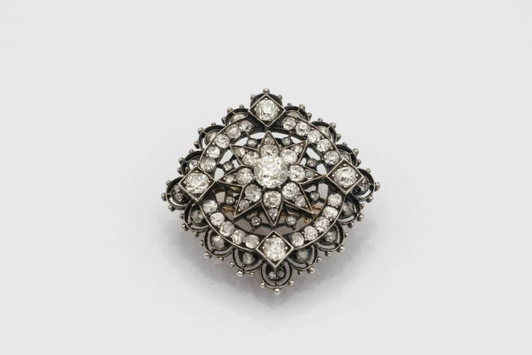 Broche Broche antique en or jaune et argent avec diamants taille ancienne 58 Facettes 10359
