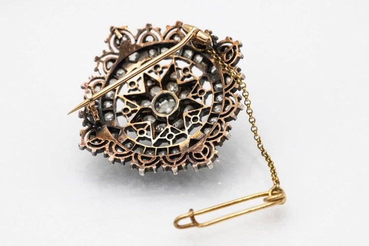 Broche Broche antique en or jaune et argent avec diamants taille ancienne 58 Facettes 10359