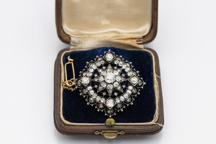 Broche Broche antique en or jaune et argent avec diamants taille ancienne 58 Facettes 10359