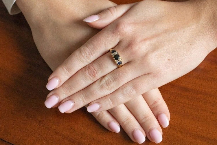 Bague Bague ancienne en or jaune 18 carats avec saphirs et diamants 58 Facettes 11559