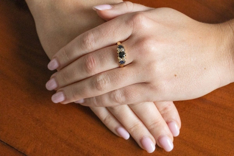 Bague Bague ancienne en or jaune 18 carats avec saphirs et diamants 58 Facettes 11559