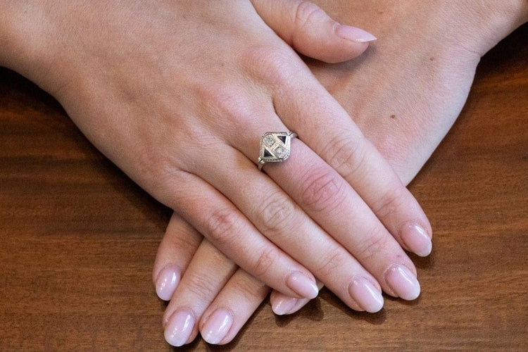 Bague 55 Bague Art déco en or blanc 18 carats avec diamants et saphirs synthétiques 58 Facettes 11594