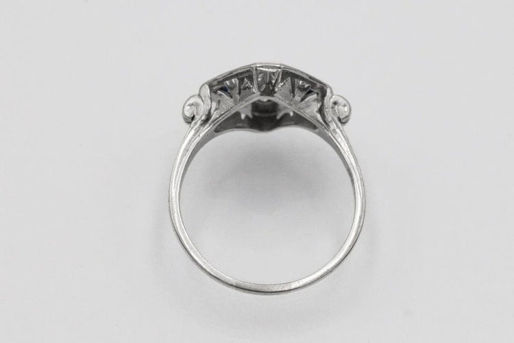 Bague 55 Bague Art déco en or blanc 18 carats avec diamants et saphirs synthétiques 58 Facettes 11594