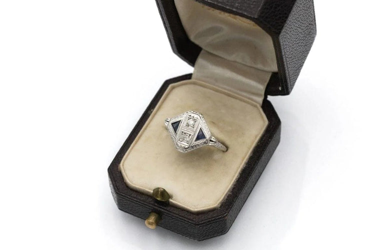 Bague 55 Bague Art déco en or blanc 18 carats avec diamants et saphirs synthétiques 58 Facettes 11594