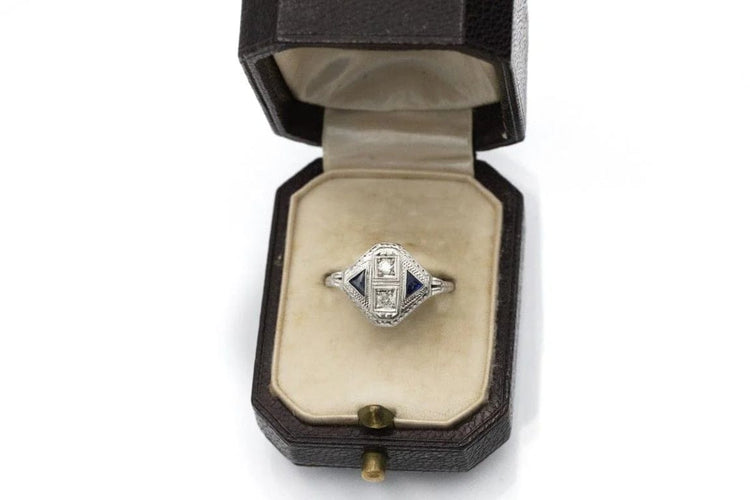 Bague 55 Bague Art déco en or blanc 18 carats avec diamants et saphirs synthétiques 58 Facettes 11594