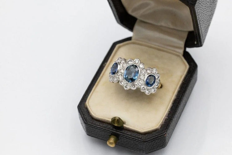 Bague 54 Bague en or blanc et jaune 18 carats avec saphirs et diamants 58 Facettes 11722