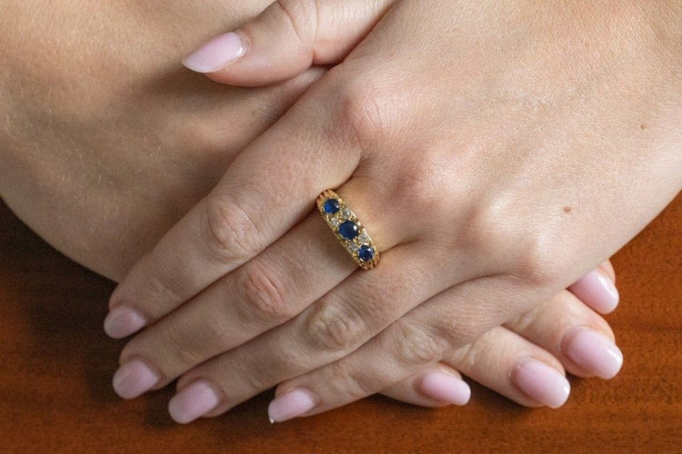 Bague 54.5 Bague en or jaune 18 carats avec saphirs et diamants 58 Facettes 11556