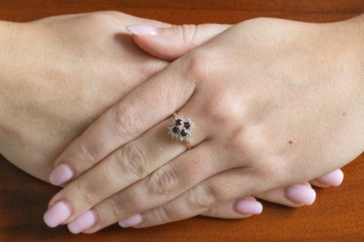 Bague 55 Bague vintage en or blanc 14 carats avec grenats et diamants 58 Facettes 11565