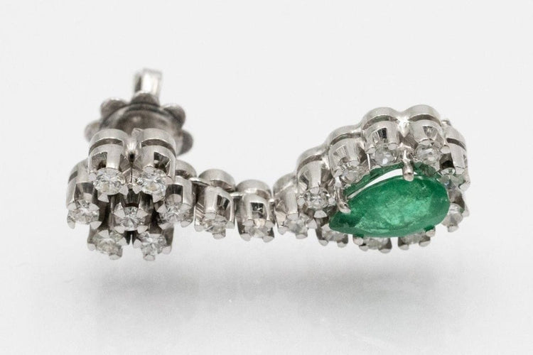 Boucles d'oreilles Boucles d’oreilles pendantes en or blanc 14 carats, émeraudes et diamants 58 Facettes 11569