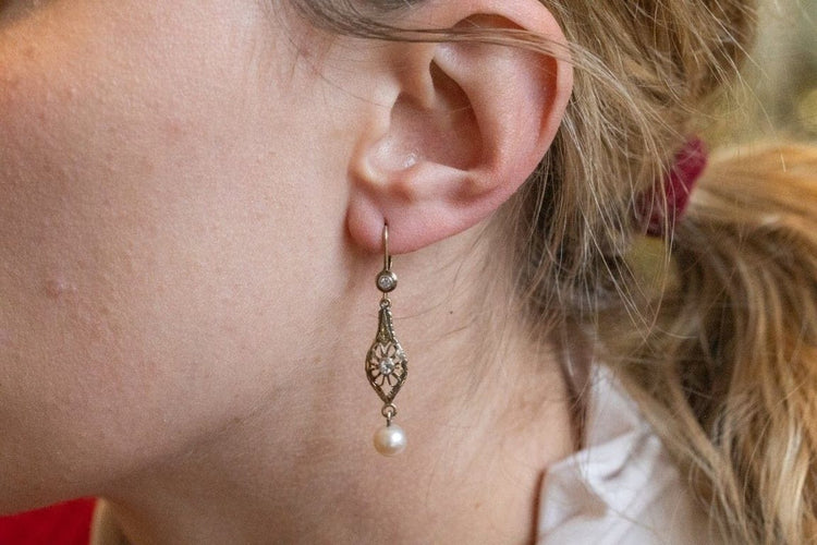 Boucles d'oreilles Boucles d’oreilles pendantes vintage en or jaune et blanc, perles et diamants 58 Facettes 11706