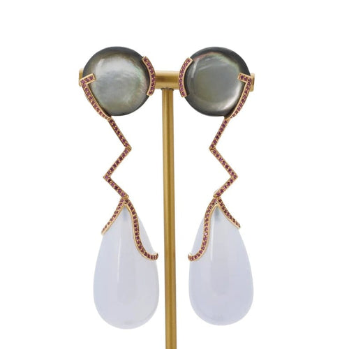 Boucles d'oreilles Boucles d’oreilles en or jaune 750, nacre, calcédoine et rubis 58 Facettes