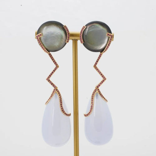 Boucles d'oreilles Boucles d’oreilles en or jaune 750, nacre, calcédoine et rubis 58 Facettes