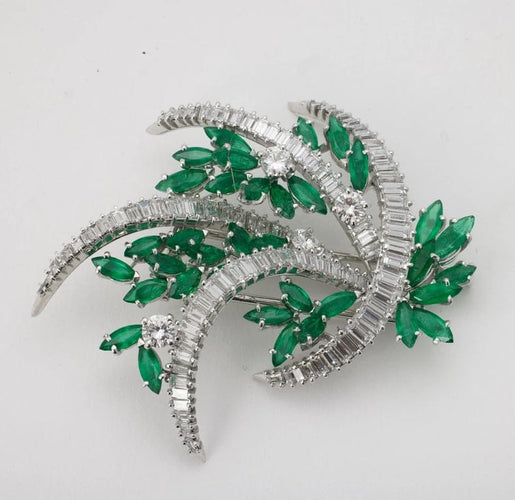 Broche Broche en or blanc 750 avec émeraudes et diamants 58 Facettes