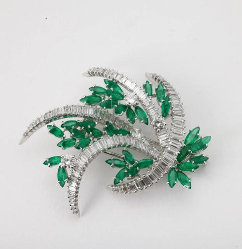 Broche Broche en or blanc 750 avec émeraudes et diamants 58 Facettes